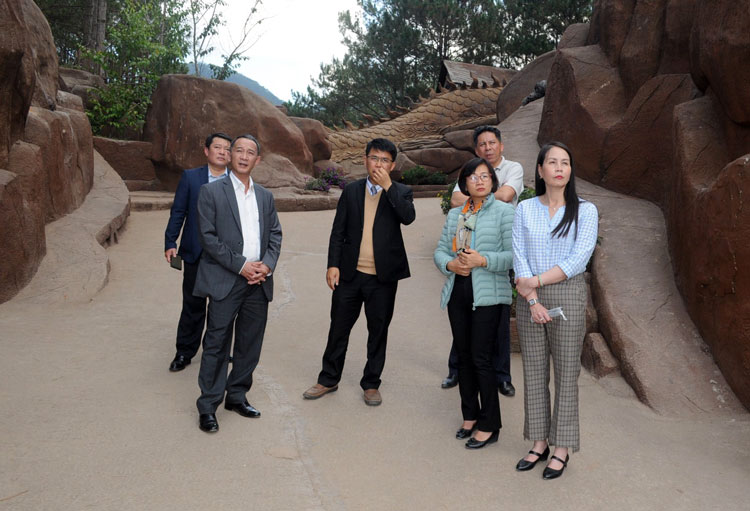 Phó Bí thư Tỉnh ủy Lâm Đồng Trần Văn Hiệp và đoàn công tác kiểm tra tại Khu du lịch Đường hầm Đất sét