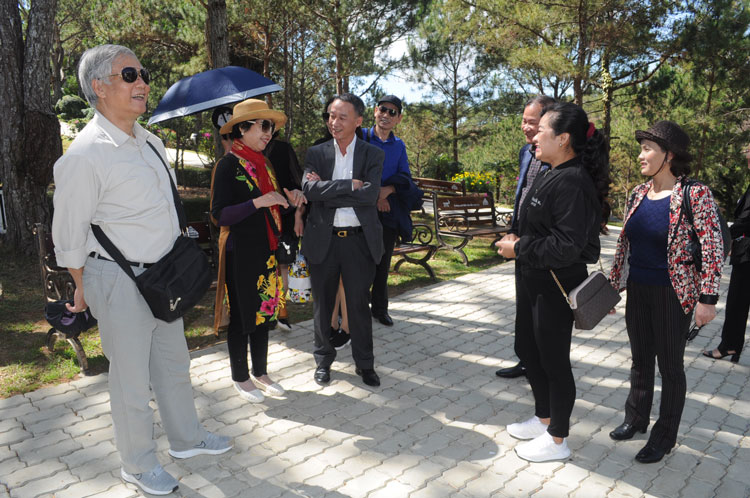 Phó Bí thư Tỉnh ủy lâm Đồng Trần Văn Hiệp trò chuyện với du khách tại Thung lũng Tình yêu 