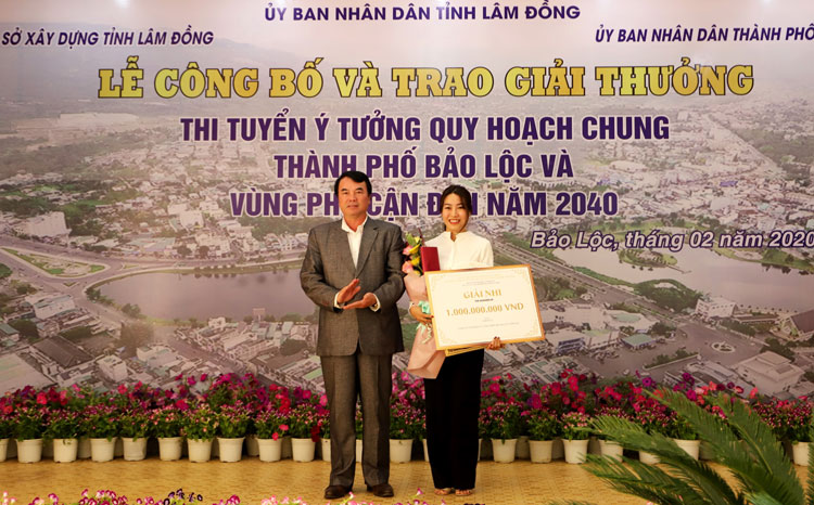 Ông Phạm S – Phó Chủ tịch UBND tỉnh Lâm Đồng trao giải nhì cho Công ty Cổ phần Tư vấn Thiết kế ADA và cộng sự