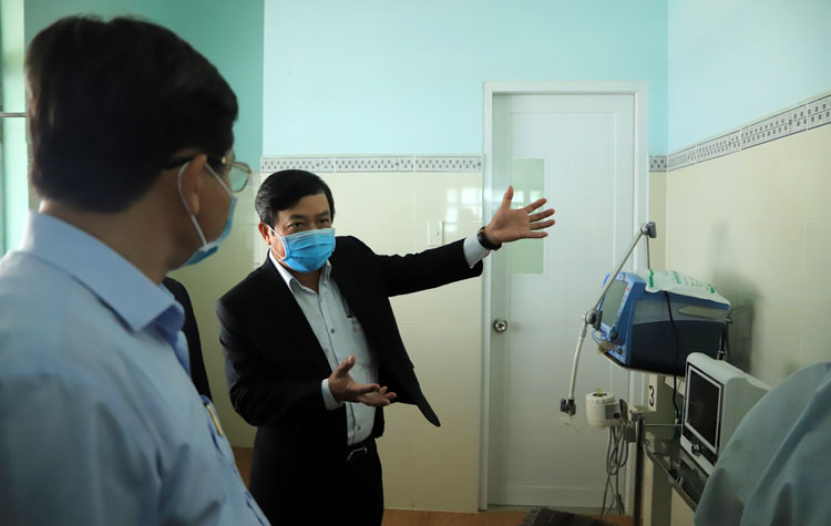 Chủ tịch UBND tỉnh Lâm Đồng Đoàn Văn Việt (bìa phải) kiểm tra trang thiết bị, máy móc y tế phục vụ công tác phòng, chống dịch bệnh Covid-19 tại khu cách ly đặc biệt