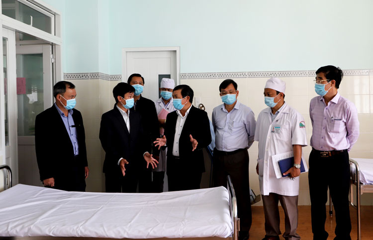 Chủ tịch UBND tỉnh Đoàn Văn Việt (thứ 3 từ trái qua) trao đổi với lãnh đạo Sở Y tế, lãnh đạo TP Bảo Lộc và Bệnh viện II Lâm Đồng về những biện pháp phòng, chống dịch Covid-19