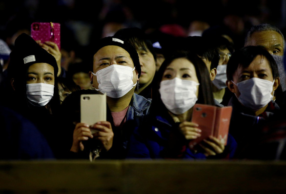 Giữa dịch COVID-19, người dân đeo khẩu trang, xem lễ hội tại đền Saidaiji, Okayama, Nhật Bản ngày 15-2