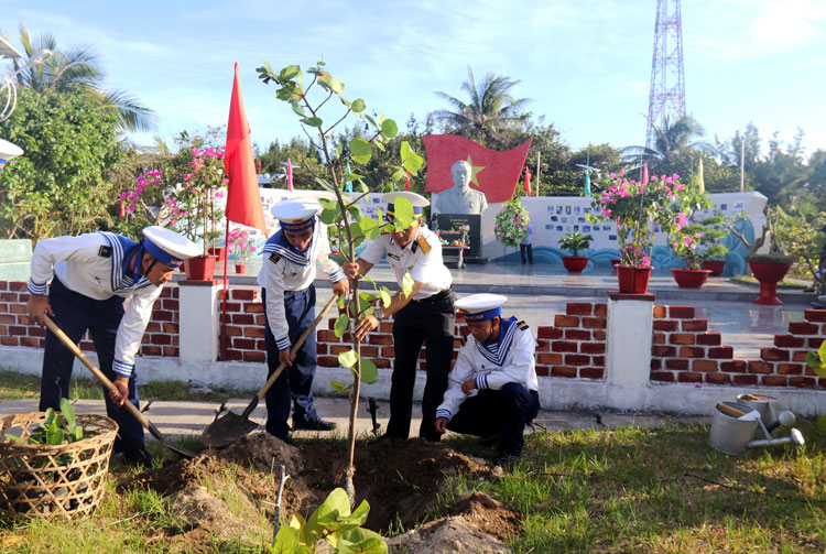 Cán bộ, chiến sĩ đảo Sơn Ca trồng cây xanh tại Công viên Đại tướng Võ Nguyên Giáp