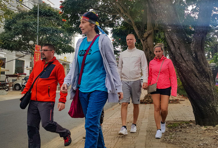  Một nhóm du khách quốc tế đi dạo trên đường Lê Hồng Phong (Phường 4, TP Đà Lạt) vào chiều ngày 17/2.