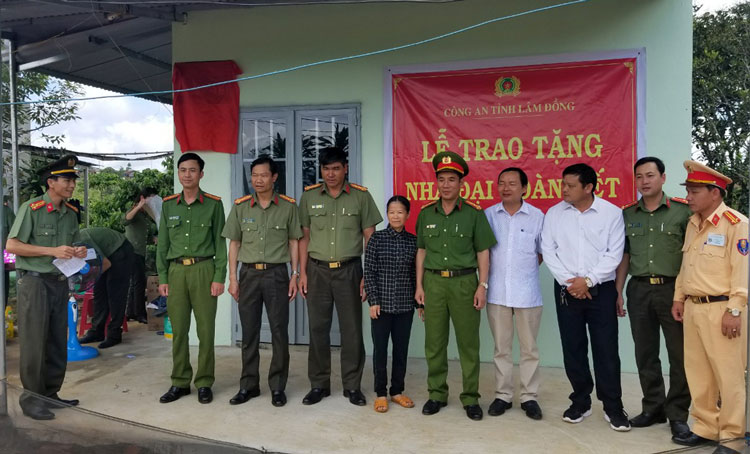 Công an tỉnh tham gia công tác từ thiện, dân vận tại xã Lộc Bắc, Bảo Lâm.
