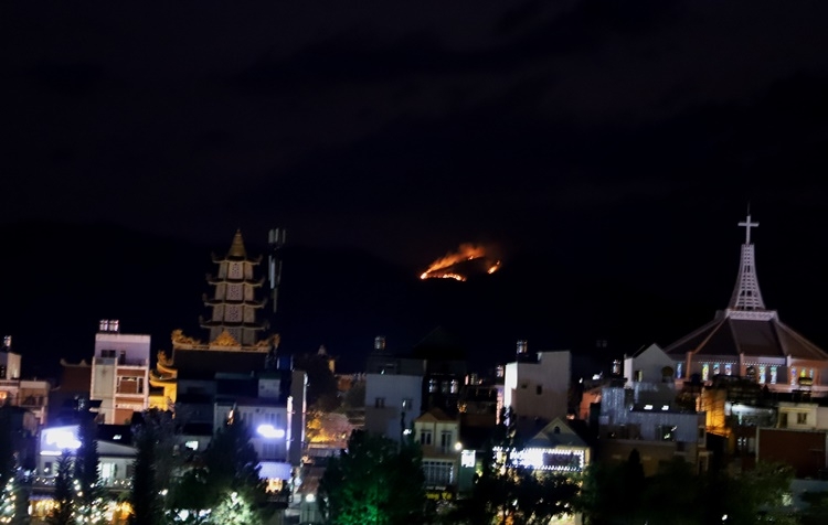 Lửa đang bùng phát dữ dội trên núi Đại Bình (hình ảnh chụp từ trung tâm TP Bảo Lộc)