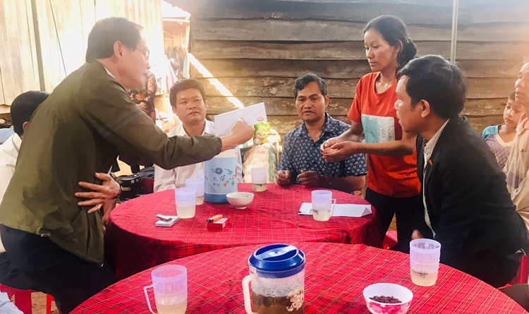 Chủ tịch Ủy ban MTTQ Việt Nam tỉnh Lâm Đồng Nguyễn Trọng Ánh Đông thăm hỏi, động viên, hỗ trợ gia đình anh chị Ka Hởi có 2 con không may bị đuối nước