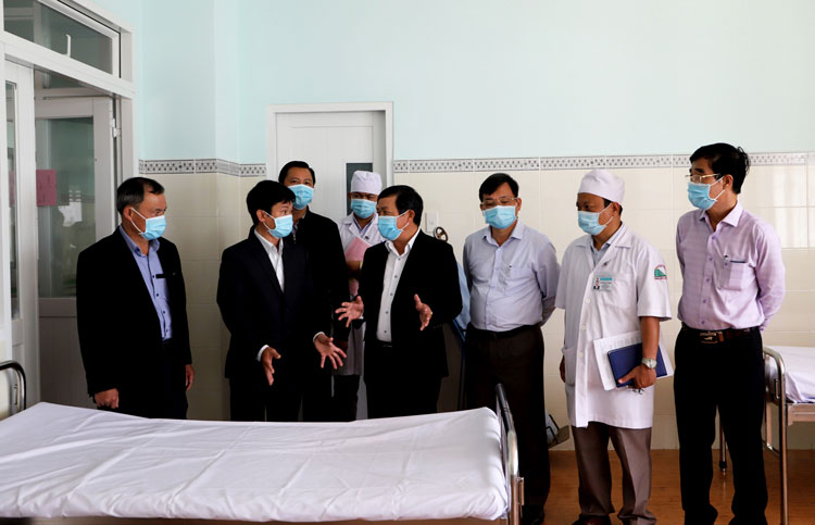Chủ tịch UBND tỉnh Đoàn Văn Việt (thứ 3 từ trái qua) trao đổi với lãnh đạo Sở Y tế, lãnh đạo TP Bảo Lộc và Bệnh viện II Lâm Đồng về những biện pháp phòng, chống dịch Covid-19. Ảnh: Khánh Phúc