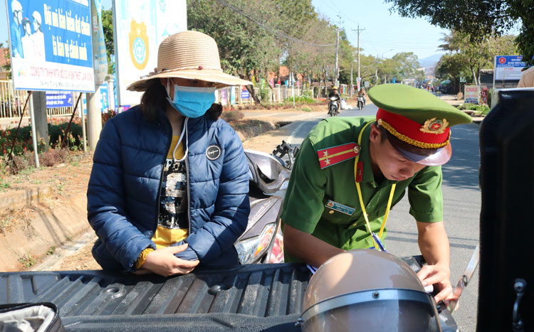 Lực lượng CSGT Công an TP Đà Lạt phối hợp với Công an xã Tà Nung kiểm tra đảm bảo trật tự an toàn giao thông