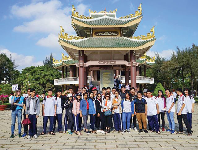 Thế hệ trẻ đến thăm lăng mộ nhà thơ Nguyễn Đình Chiểu. Ảnh tư liệu