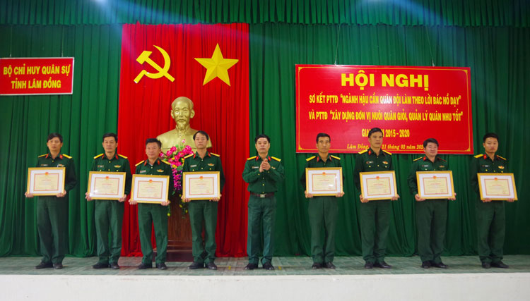 Đại tá Nguyễn Bình Sơn - Chỉ huy trưởng Bộ CHQS tỉnh trao giấy khen cho các cá nhân có thành tích xuất sắc trong phong trào thi đua “Ngành Hậu cần quân đội làm theo lời Bác”. 
