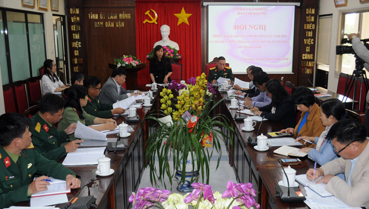 Đồng chí Nguyễn Thị Lệ - Ủy viên Ban Thường vụ, Trưởng Ban Dân vận Tỉnh ủy, Trưởng Ban Chỉ đạo 502 của tỉnh phát biểu kết luận hội nghị