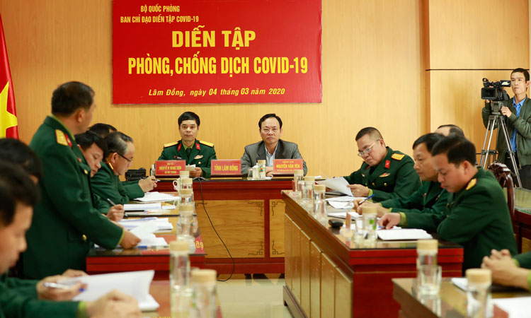 Lãnh đạo các phòng ban tham mưu của cơ quan quân sự tỉnh báo cáo tình hình tổ chức phòng chống dịch covid-19 của tỉnh