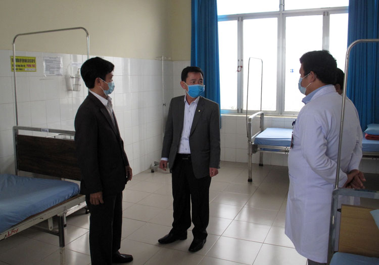 Phó Chủ tịch UBND tỉnh Lâm Đồng Phan Văn Đa kiểm tra khu vực cách ly bệnh nhân nghi nhiễm SARS-CoV-2 tại Bệnh viện Đa khoa Lâm Đồng
