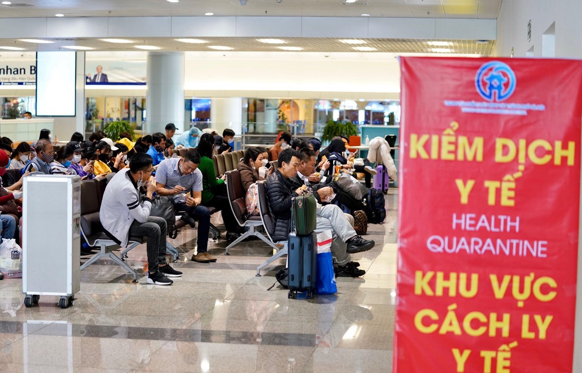 Khu vực khách chờ làm thủ tục nhập cảnh tại sân bay Nội Bài