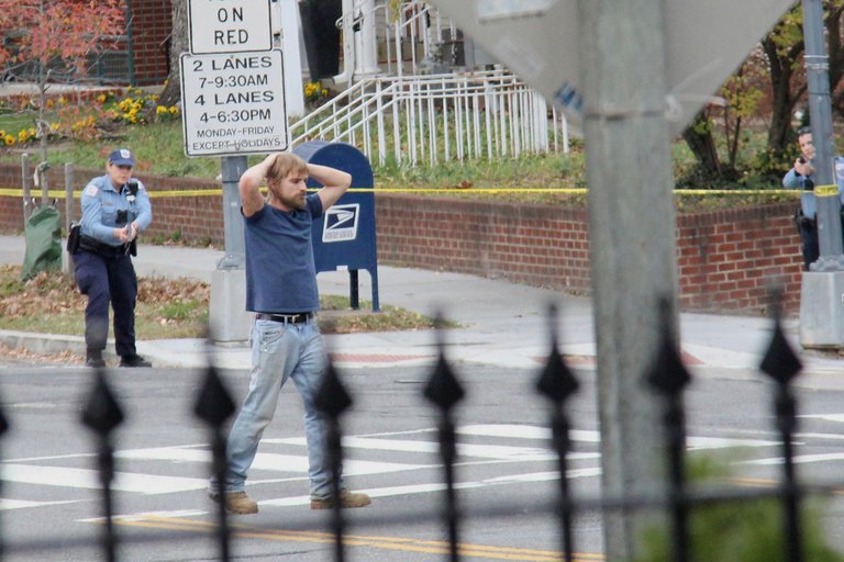 Người đàn ông từ bang North Carolina đầu hàng cảnh sát sau khi mang súng tới một cửa hàng pizza ở thủ đô Washington D.C. đề tự điều tra về vụ mà ông ta tin là đường dây buôn bán trẻ em liên quan đến bà Hillary Clinton.