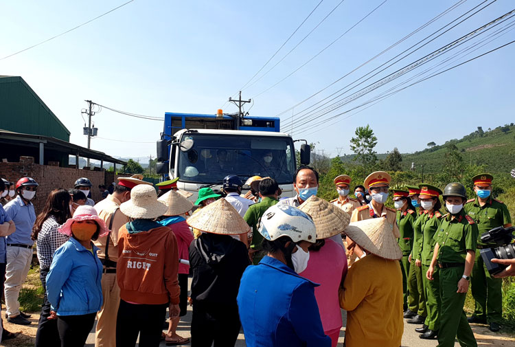 Hàng chục người dân tụ tập chặn xe rác gây mất ANTT vào sáng 16/4