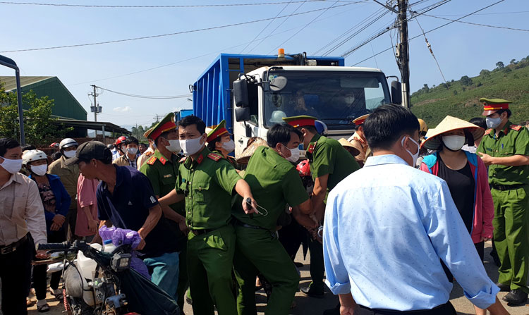 Người dân quá khích bị lực lượng công an áp giải về trụ sở làm việc