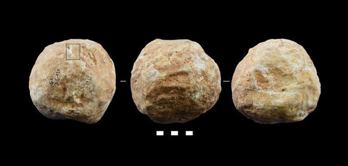 Ba mặt của một khối cầu đá được tìm thấy trong hang Qesem, Israel.