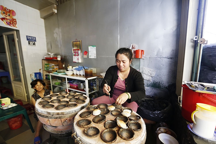 Những quán bánh căn, bánh bèo, bánh tráng nước mỡ… tại các con hẻm khu Hoà Bình, Phan Bội Châu, Nguyễn Chí Thanh… (Phường 1, TP Đà Lạt) tạo thành nét văn hoá ẩm thực thu hút du khách mỗi tối. Trong ảnh, người dân buôn bán đồ ăn dọc Dốc Nhà Làng (Phường 1, TP Đà Lạt) bắt đầu mở quán, đón khách nhiều hơn sau những ngày thành phố cách ly xã hội