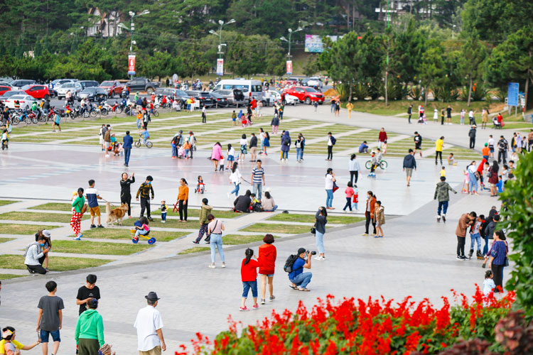 Khu vực quảng trường Lâm Viên nhộn nhịp người dân và du khách tới vui chơi chiều nay (ngày 26/4)