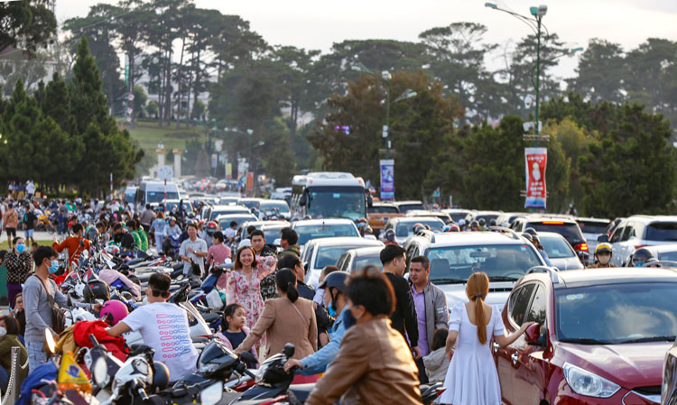 Khu vực đường Trần Quốc Toản trước Quảng trường Lâm Viên xe cộ lưu thông đông đúc do lượng du khách lên Đà Lạt tăng mạnh