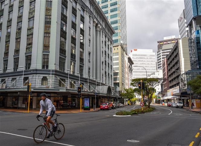 Người dân di chuyển trên đường phố tại Wellington, New Zealand ngày 4/5/2020