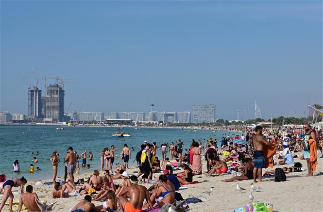  Người dân tắm nắng trên bãi biển ở Dubai, UAE, ngày 13/3/2020