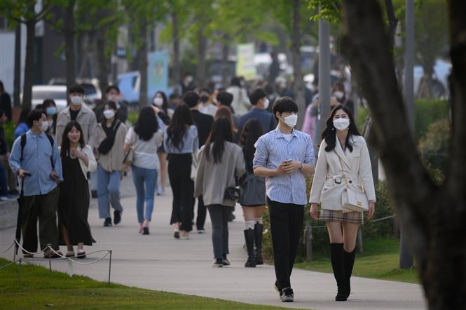 Người dân đeo khẩu trang phòng dịch COVID-19 tại Seoul, Hàn Quốc ngày 11/5/2020