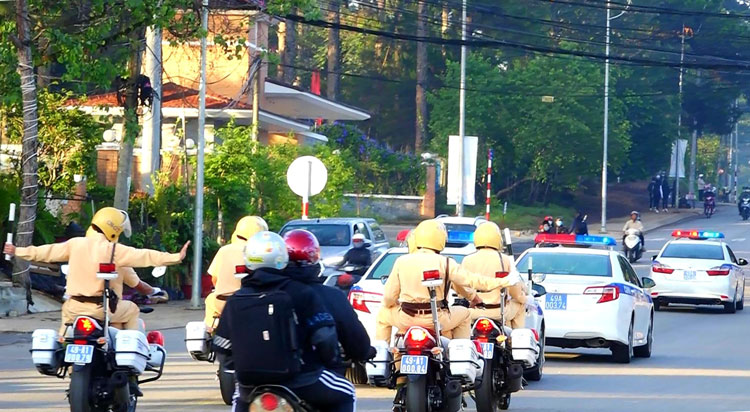 Phòng Cảnh sát giao thông Công an tỉnh Lâm Đồng ra quân tổng kiểm tra phương tiện đường bộ