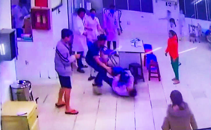 Hình ảnh người nhà nạn nhân đánh bảo vệ bệnh viện. Ảnh cắt từ camera Bệnh viện Đa khoa Lâm Đồng