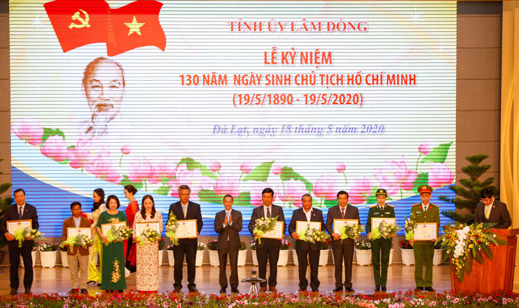 Đồng chí Trần Văn Hiệp - Phó Bí thư Tỉnh uỷ Lâm Đồng trao Bằng khen cho 10 cá nhân có thành tích xuất sắc trong học tập và làm theo tư tưởng, đạo đức, phong cách Hồ Chí Minh