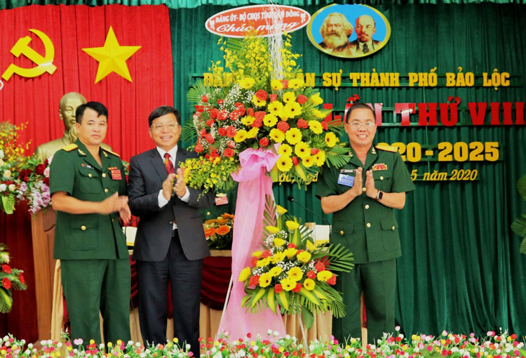 Đại tá Trần Văn Khương - Phó Bí thư Thường trực Đảng ủy Quân sự tỉnh Lâm Đồng tặng hoa chúc mừng Đại hội