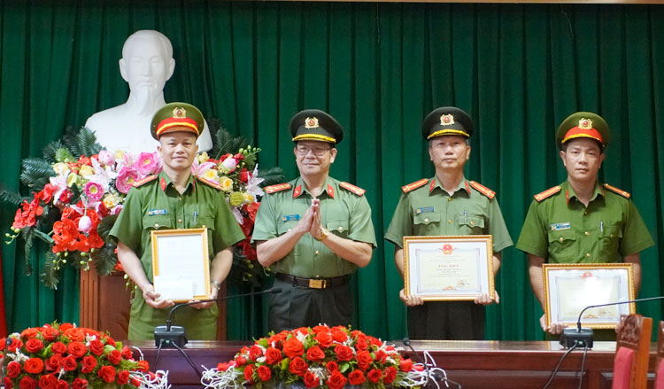 Đại tá Lê Vinh Quy - Giám đốc Công an tỉnh Lâm Đồng trao bằng khen của Chủ tịch UBND tỉnh Lâm Đồng cho các tập thể và cá nhân.
