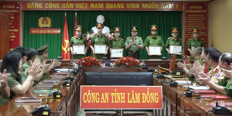 Trao giấy khen của Giám đốc Công an tỉnh Lâm Đồng cho các tập thể, cá nhân