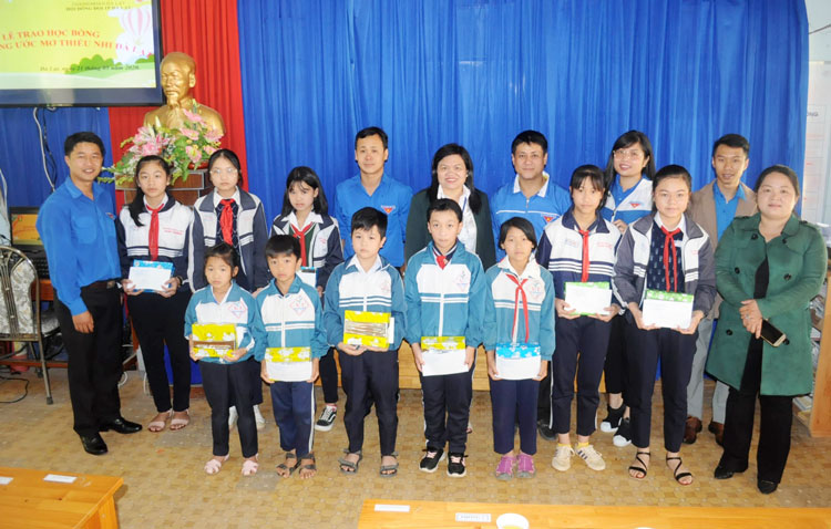 Trao quà và học bổng cho học sinh khó khăn tại Đà Lạt