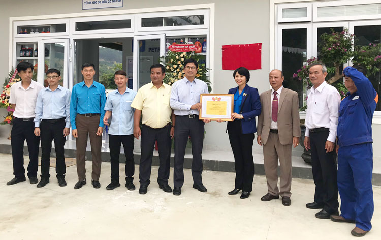 Lãnh đạo LĐLĐ tỉnh Lâm Đồng thăm, tặng quà đoàn viên, công nhân viên chức lao động