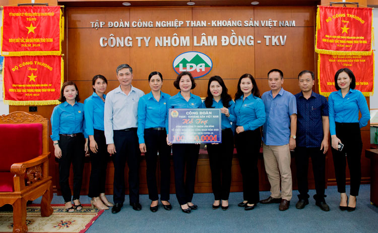 Công đoàn Than - Khoáng sản Việt Nam thăm, tặng quà cho người lao động Công ty Nhôm Lâm Đồng