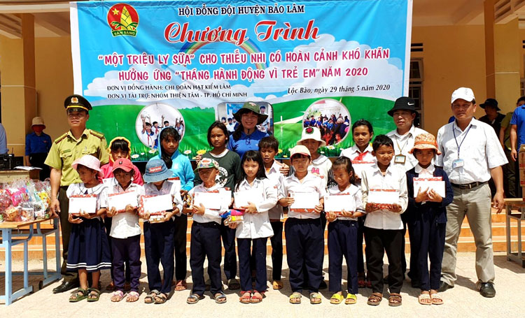 Trao học bổng cho các em học sinh nghèo vượt khó Phân hiệu Thôn 3 Trường Tiểu học xã Lộc Bảo