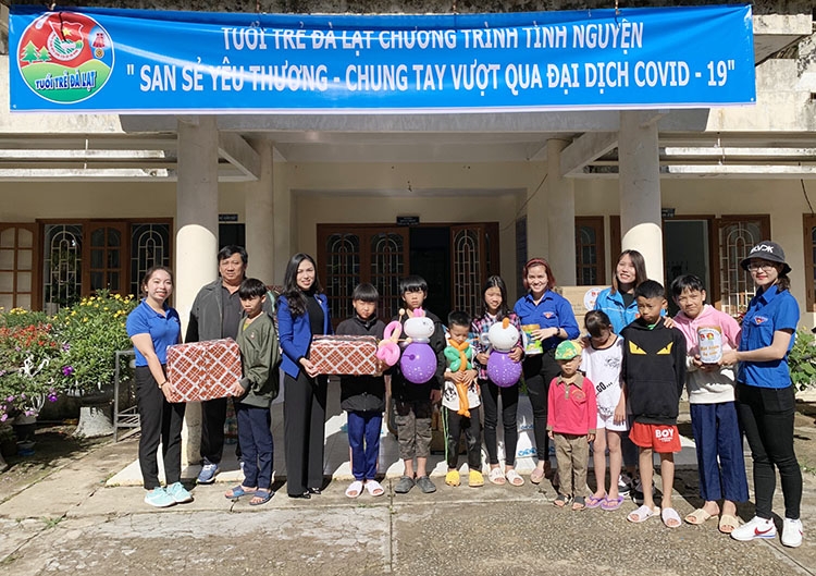 Trao quà cho các em học sinh có hoàn cảnh khó khăn tại Trung tâm Bảo trợ Xã hội tỉnh Lâm Đồng 
