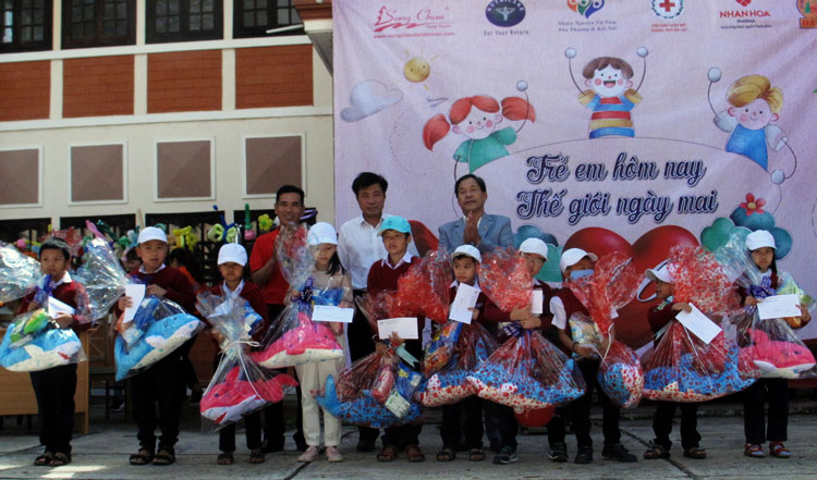 Trao quà và học bổng cho 340 trẻ em, học sinh khó khăn