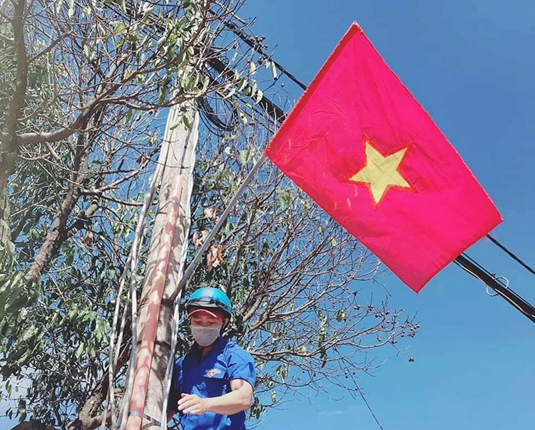 Đoàn viên, thanh niên thị Lộc Thắng tham gia treo hơn 150 cờ Tổ quốc, cờ Đảng dọc 2 bên Tỉnh lộ 725