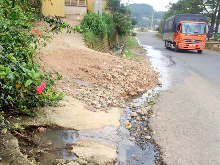 Đà Lạt: Nước thải chảy ra đường phố, gây ô nhiễm môi trường