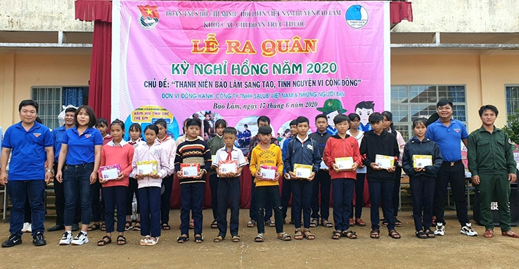 Ban tổ chức Kỳ nghỉ Hồng hè huyện Bảo Lâm 2020 trao tặng 60 suất học bổng cho các em học sinh nghèo xã Lộc Tân
