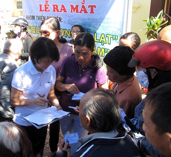 Nhóm thiện nguyện Quê Hương Đà Lạt trao tiền tài trợ cho 100 địa chỉ  nhân đạo