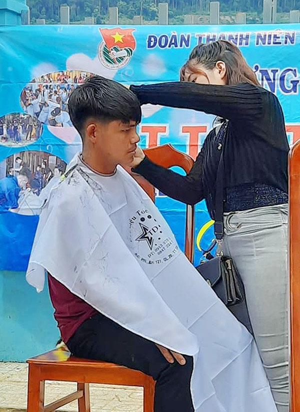 Tổ chức cắt tóc cho thanh niên xã Đồng Nai Thượng