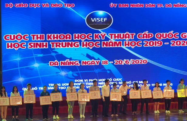 Hai học sinh Nguyễn Thị Hải Yến - lớp 9A5 và Vũ Lê Cẩm Tú - lớp 8A14 Trường THCS Nguyễn Du, Đà Lạt (áo xanh) nhận giải tại Cuộc thi