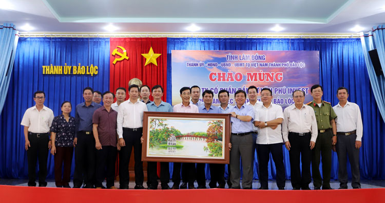 Công ty CP Văn Phú – Invest tặng bức tranh Hồ Gươm cho TP Bảo Lộc