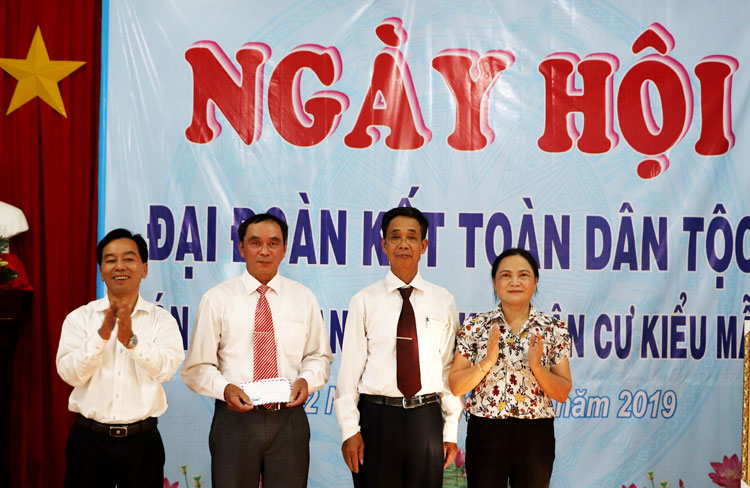 Bí thư Huyện ủy Nguyễn Quý Mỵ (thứ nhất, bên trái). Ảnh: Khánh Phúc