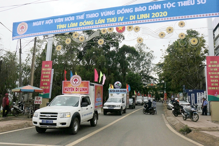 Diễu hành xe cổ động mở đầu Ngày hội Văn hoá - Thể thao vùng đồng bào dân tộc thiểu số tỉnh Lâm Đồng lần thứ IV